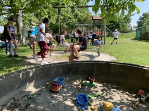 EFFA01B9-1437-4D4D-82A8-4C9D4856A98F